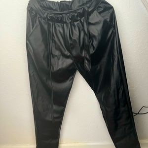 Pantalones de cuero de zara.                                  zara leather pants